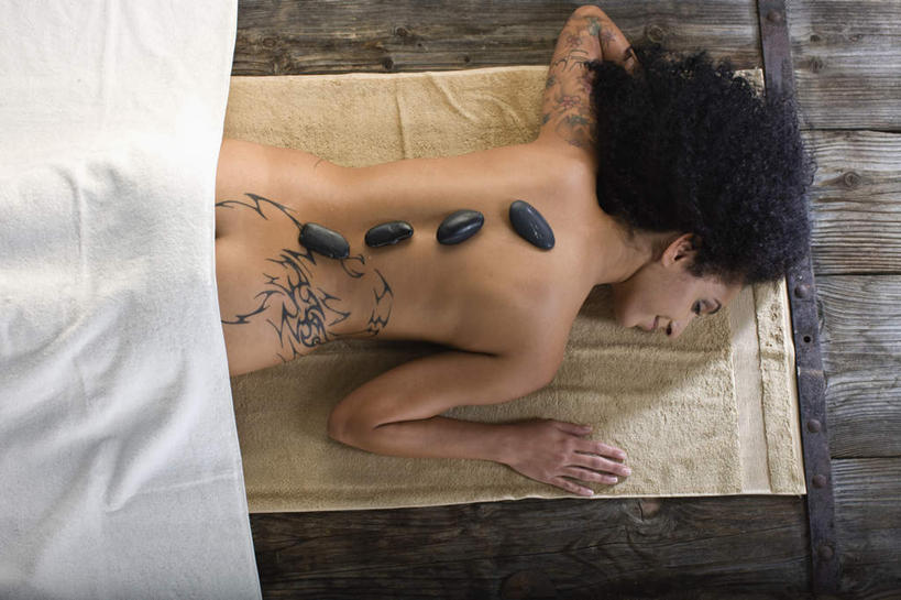 西方人,一个人,闭眼,笑,微笑,横图,俯视,室外,白天,按摩,美容,时尚,床,欧洲,非洲,黑人,欧洲人,仅一个年轻女性,仅一个女性,仅一个人,护肤,木制,纺织物,床单,文化,被子,裸露,纹身,白色,黑色,木制品,毛巾,趴着,清洁,保养,享受,休闲,放松,个性,SPA水疗,保健,温泉浴场,信仰,保暖,被单,刺青,裸,追求,想象,透气,养颜,按摩床,防水,文身,勇气,崇拜,张扬,储水,耐磨,吸水,年轻女性,女人,女性,非洲人,长发,卷发,矿泉疗养地,闭眼睛,闭着眼,闭着眼睛,趴,半身,彩图,高角度拍摄,水疗,搓背床,理疗床,美容床,指压床