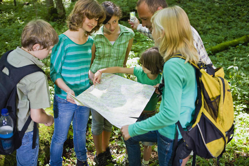 西方人,儿童,伙伴,朋友,教师,站,笑,说,微笑,横图,室外,白天,正面,衬衫,旅游,讨论,探险,友谊,草地,草坪,植物,道路,地图,欧洲,欧洲人,握,阴影,服装,光线,信息,包,方格,格子,影子,交通,许多人,拿,旅行包,拿着,注视,休闲装,方向,刺激,草,树,树木,小孩,衣服,绿色,阳光,自然,背包,观察,看,站着,一群人,享受,休闲,同学,休闲服,握着,服饰,生长,成长,观看,引导,指引,察看,校友,关注,惊险,户外运动,考察,同窗,学友,旅游包,交流,冒险,友情,男孩,男人,男性,女孩,女人,女性,中年男性,白种人,讲师,教授,老师,沟通,讲话,交谈,商讨,说话,谈话,站立,半身,彩图,衬衣,导航,双肩包,男生,女生