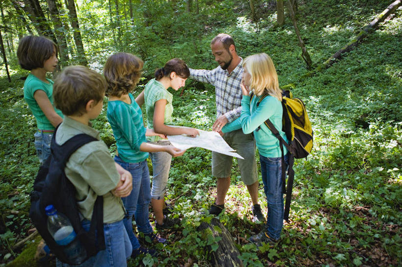 西方人,儿童,伙伴,朋友,教师,站,笑,说,双手交叉,微笑,横图,室外,白天,正面,衬衫,旅游,讨论,探险,友谊,草地,草坪,植物,道路,地图,欧洲,欧洲人,握,阴影,服装,光线,信息,包,方格,格子,影子,交通,许多人,拿,旅行包,拿着,注视,休闲装,方向,刺激,草,树,树木,小孩,衣服,绿色,阳光,自然,背包,观察,看,站着,一群人,享受,休闲,同学,休闲服,握着,服饰,生长,成长,观看,引导,指引,察看,双手抱胸,校友,关注,惊险,户外运动,考察,同窗,学友,旅游包,交流,冒险,友情,男孩,男人,男性,女孩,女人,女性,中年男性,白种人,讲师,教授,老师,沟通,讲话,交谈,商讨,说话,谈话,站立,半身,彩图,衬衣,导航,双肩包,男生,女生