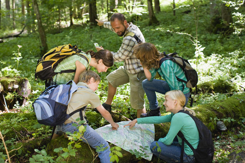 西方人,儿童,伙伴,朋友,教师,站,说,横图,室外,白天,正面,衬衫,旅游,讨论,探险,友谊,草地,草坪,植物,道路,地图,欧洲,欧洲人,握,指,阴影,服装,光线,信息,包,方格,格子,影子,交通,许多人,拿,旅行包,拿着,注视,休闲装,方向,刺激,草,树,树木,小孩,衣服,绿色,阳光,自然,背包,观察,看,手势,站着,一群人,享受,休闲,同学,休闲服,握着,服饰,生长,成长,观看,引导,指引,察看,指向,食指,校友,关注,惊险,户外运动,考察,同窗,学友,旅游包,交流,冒险,友情,男孩,男人,男性,女孩,女人,女性,中年男性,白种人,讲师,教授,老师,沟通,讲话,交谈,商讨,说话,谈话,站立,半身,彩图,衬衣,导航,双肩包,男生,女生