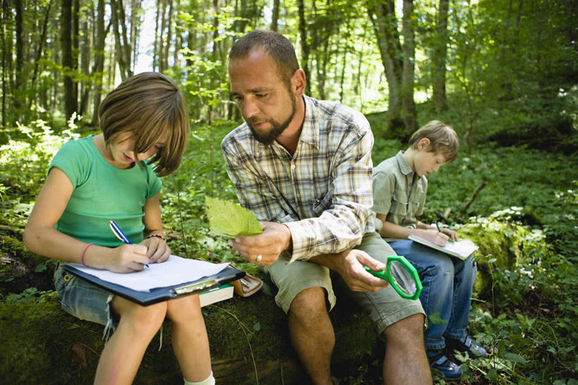 西方人,儿童,三个人,伙伴,朋友,教师,坐,横图,室外,白天,正面,衬衫,旅游,探险,友谊,草地,草坪,植物,叶子,欧洲,欧洲人,握,写字,阴影,服装,光线,包,笔,方格,格子,影子,枫叶,办公用品,记事本,拿,旅行包,拿着,注视,休闲装,刺激,文具,草,树,树木,小孩,衣服,绿色,阳光,自然,背包,本子,笔记本,学习用品,观察,记录,看,享受,休闲,同学,休闲服,握着,服饰,生长,成长,观看,枫树叶,文具用品,察看,书写,校友,关注,惊险,户外运动,考察,记载,同窗,学友,旅游包,记实,纪录,冒险,友情,男孩,男人,男性,女孩,女人,女性,中年男性,白种人,讲师,教授,老师,叶,叶片,坐着,半身,彩图,衬衣,双肩包,男生,女生