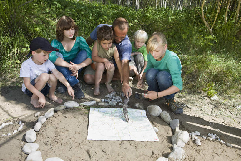 西方人,儿童,伙伴,朋友,教师,蹲,说,横图,俯视,室外,白天,衬衫,旅游,讨论,探险,友谊,草地,草坪,石头,植物,道路,地图,欧洲,欧洲人,许多,握,指,阴影,服装,环绕,围绕,光线,信息,圆形,包,方格,格子,石子,影子,交通,许多人,拿,旅行包,拿着,注视,指点,休闲装,方向,刺激,草,树,树木,小孩,衣服,绿色,阳光,自然,背包,观察,看,一群人,享受,休闲,同学,休闲服,握着,服饰,生长,成长,观看,引导,指引,察看,指向,校友,关注,惊险,户外运动,考察,同窗,学友,旅游包,交流,冒险,友情,男孩,男人,男性,女孩,女人,女性,中年男性,白种人,讲师,教授,老师,石块,岩石,蹲着,沟通,讲话,交谈,商讨,说话,谈话,彩图,高角度拍摄,全身,衬衣,导航,双肩包,男生,女生