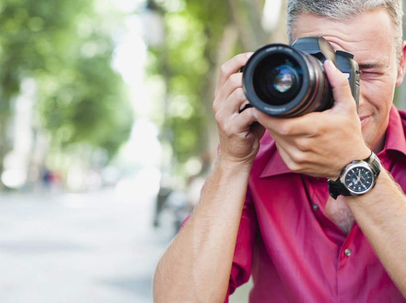 西方人,一个人,坐,横图,室外,白天,正面,衬衫,植物,道路,路,公路,相机,欧洲,欧洲人,仅一个男性,仅一个人,仅一个中年男性,握,阴影,朦胧,模糊,时间,光线,时钟,手表,影子,地面,交通,拿,计时,拿着,注视,树,树木,拍照,红色,绿色,阳光,自然,数码相机,钟表,观察,看,表,单反,握着,摄影,生长,成长,观看,单反相机,腕表,察看,关注,男人,男性,中年男性,白种人,照相机,钟,马路,坐着,半身,彩图,衬衣,照相