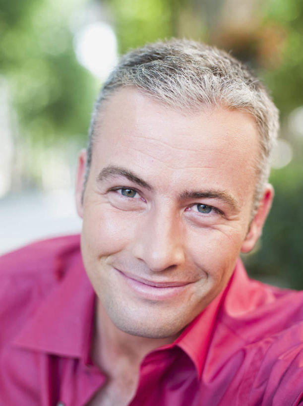 西方人,脸,头,脸颊,一个人,坐,笑,微笑,竖图,室外,特写,白天,正面,衬衫,植物,道路,路,公路,欧洲,欧洲人,仅一个男性,仅一个人,仅一个中年男性,阴影,朦胧,模糊,光线,影子,地面,交通,注视,肩膀,树,树木,红色,绿色,阳光,自然,观察,看,生长,成长,观看,察看,关注,男人,男性,中年男性,白种人,头部,脸部,脸蛋,面部,马路,坐着,半身,彩图,衬衣