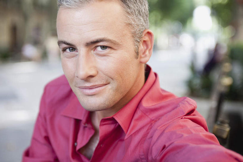 西方人,脸,头,脸颊,一个人,坐,笑,微笑,横图,室外,特写,白天,正面,衬衫,植物,道路,路,公路,椅子,欧洲,欧洲人,仅一个男性,仅一个人,仅一个中年男性,阴影,朦胧,模糊,光线,影子,长椅,木椅,地面,交通,注视,肩膀,树,树木,红色,绿色,阳光,自然,观察,看,生长,成长,观看,察看,关注,男人,男性,中年男性,白种人,头部,脸部,脸蛋,面部,马路,坐着,半身,彩图,衬衣