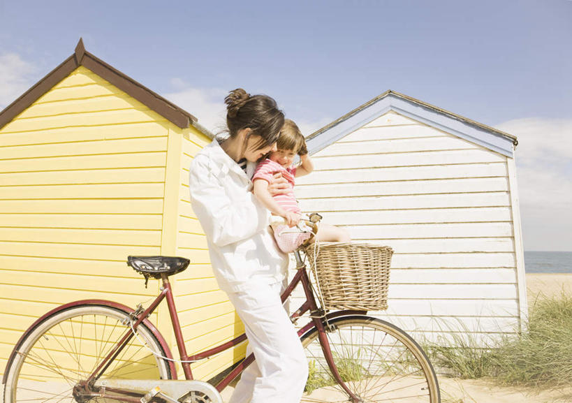 西方人,儿童,中年人,两个人,家庭,母亲,女儿,家,站,坐,抱,横图,室外,白天,侧面,纯洁,沙滩,植物,自行车,欧洲,欧洲人,阴影,服装,枯萎,光线,篮子,沙子,影子,房屋,屋子,海岸,云,云朵,枯草,沙地,云彩,注视,休闲装,楼房,住宅,车,脚踏车,草,小孩,衣服,黄色,蓝色,白云,蓝天,天空,阳光,交通工具,天,观察,看,站着,休闲,温暖,温馨,母女,一家人,休闲服,可爱,母爱,童年,童趣,服饰,晴朗,抱着,观看,和睦,察看,搂着,关注,载具,童真,烂漫,无邪,食物篮,天真,女孩,女人,女性,中年女性,白种人,孩子,海滩,晴空,搂,搂抱,站立,坐着,半身,彩图,房子,融洽,野餐篮,女生