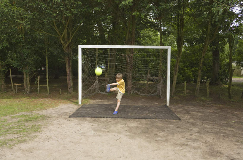 西方人,儿童,一个人,运动员,足球场,横图,室外,白天,正面,运动服,纯洁,足球,草地,草坪,树林,植物,欧洲,欧洲人,仅一个男性,仅一个人,服装,球门,球场,足球装备,运动器械,草,树,树木,一个,小孩,衣服,黄色,绿色,自然,仅一个小孩,踢球,健身器械,可爱,童年,童趣,服饰,生长,单个,成长,张开双腿,衣着,穿着,健身器材,童真,烂漫,无邪,蹴鞠,衣饰,展开双腿,天真,足球运动,男孩,男人,男性,白种人,孩子,体育运动员,运动选手,彩图,全身,足球比赛场地,运动器材,男生,伸展双腿,运动装