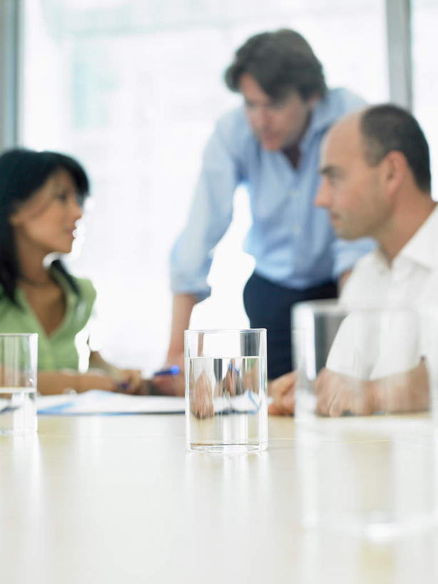 西方人,三个人,伙伴,朋友,商务人士,商务男性,商务女性,办公室,站,坐,说,竖图,室内,白天,正面,衬衫,讨论,友谊,合作,团队,水,窗户,桌面,桌子,杯子,欧洲,欧洲人,撑,套装,开会,会议,材料,档案,文件,液体,办公桌,注视,饮用水,玻璃窗,玻璃制品,水杯,资料,矿泉水,观察,看,站着,战略,观看,察看,撑着,关注,文档,商务装,工薪阶层,蒸馏水,联合,合谋,交流,配合,协作,男人,男性,年轻女性,女人,女性,中年男性,白种人,白领,上班族,玻璃杯,沟通,讲话,交谈,商讨,说话,谈话,站立,坐着,半身,彩图,衬衣