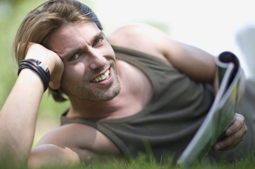 西方人,胡须,一个人,躺,笑,微笑,露齿笑,横图,室外,白天,正面,阅读,草地,草坪,植物,杂志,欧洲,欧洲人,仅一个男性,仅一个人,仅一个中年男性,撑,握,学习,阴影,服装,朦胧,模糊,时间,光线,背心,时钟,手表,影子,拿,计时,拿着,托腮,注视,草,树,树木,衣服,绿色,灰色,阳光,自然,钟表,观察,看,托,表,读书,浏览,握着,服饰,生长,成长,观看,腕表,察看,衣着,穿着,关注,托下巴,衣饰,卧着,男人,男性,中年男性,白种人,胡子,络腮胡,钟,躺着,卧,半身,彩图