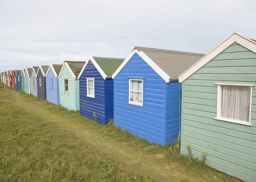 无人,家,横图,室外,白天,正面,旅游,度假,草地,草坪,美景,植物,窗户,一排,许多,阴影,整齐,光线,影子,房屋,屋顶,屋子,景观,云,云朵,云彩,顶棚,娱乐,楼房,玻璃窗,住宅,草,排列,蓝色,绿色,白云,蓝天,天空,阳光,自然,天,享受,休闲,景色,放松,晴朗,队列,自然风光,晴空,彩图,房子