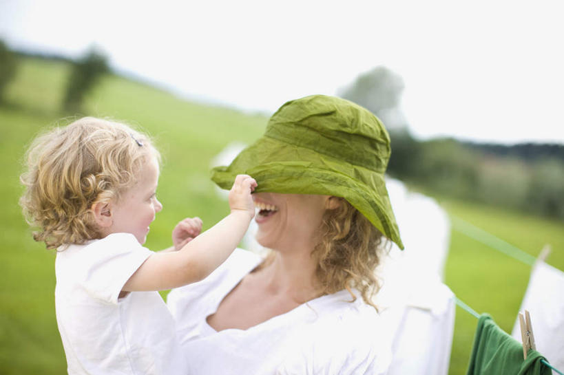 西方人,婴儿,儿童,中年人,两个人,家庭,母亲,站,拉,抱,笑,微笑,露齿笑,横图,室外,白天,正面,婴儿服装,纯洁,草地,草坪,植物,帽子,欧洲,欧洲人,一排,吊挂,晾晒,悬挂,阴影,服装,朦胧,模糊,整齐,光线,木制,影子,床单,挂,注视,休闲装,草,树,树木,排列,小孩,衣服,绿色,白色,阳光,自然,夹子,晾衣绳,木制品,绳子,遮阳帽,观察,看,站着,休闲,温暖,温馨,一家人,休闲服,可爱,母爱,童年,童趣,服饰,活泼,生长,成长,抱着,观看,和睦,察看,被单,搂着,衣着,穿着,队列,关注,宝宝,童真,衣夹,纯真,烂漫,无邪,母婴,衣饰,伶俐,天真,女人,女性,中年女性,白种人,孩子,搂,搂抱,站立,半身,彩图,婴儿服,融洽