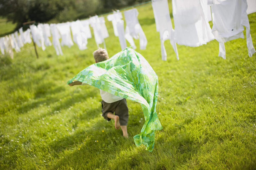 西方人,儿童,一个人,横图,室外,白天,衬衫,纯洁,草地,草坪,植物,欧洲,欧洲人,仅一个男性,仅一个人,一排,奔驰,吊挂,晾晒,握,悬挂,阴影,花纹,服装,整齐,装饰,光线,木制,丝巾,图案,影子,床单,挂,拿,拿着,光脚,草,树,树木,排列,小孩,背面,衣服,绿色,白色,阳光,自然,夹子,晾衣绳,木制品,绳子,奔跑,仅一个小孩,赤脚,可爱,童年,童趣,握着,服饰,生长,成长,华丽,点缀,被单,衣着,穿着,队列,童真,衣夹,烂漫,无邪,衬托,美观,雅致,雅观,衣饰,天真,男孩,男人,男性,白种人,孩子,彩图,全身,衬衣,男生