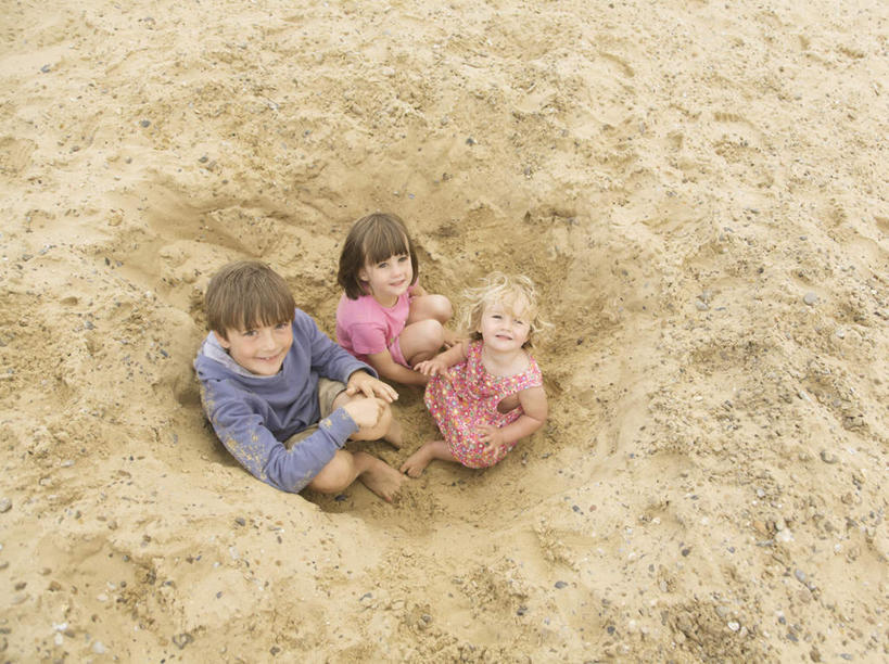 西方人,儿童,三个人,家庭,兄弟,姐妹,坐,笑,微笑,横图,俯视,室外,白天,裙子,游戏,纯洁,沙滩,欧洲,欧洲人,连衣裙,服装,沙子,海岸,沙地,玩,注视,休闲装,娱乐,小孩,衣服,粉色,蓝色,看,休闲,温暖,温馨,一家人,休闲服,可爱,童年,童趣,服饰,活动,和睦,发泄,关注,消遣,智力,童真,烂漫,无邪,宣泄,天真,男孩,男人,男性,女孩,女人,女性,白种人,海滩,抬头,玩耍,嬉戏,仰头,坐着,彩图,高角度拍摄,全身,融洽,男生,女生