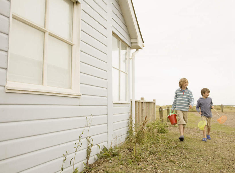 西方人,儿童,两个人,家庭,兄弟,家,走,横图,室外,白天,正面,纯洁,草地,草坪,植物,窗户,欧洲,欧洲人,握,阴影,条纹,服装,光线,桶,影子,塑料,房屋,墙,屋子,拿,拎,拿着,注视,休闲装,楼房,玻璃窗,墙壁,墙面,住宅,草,小孩,衣服,红色,绿色,天空,阳光,容器,塑料制品,天,观察,看,休闲,温暖,温馨,一家人,休闲服,可爱,童年,童趣,握着,服饰,观看,储藏,塑料桶,和睦,察看,储存,关注,童真,烂漫,无邪,天真,男孩,男人,男性,白种人,步行,散步,走路,彩图,全身,房子,融洽,贮存,男生,拎着