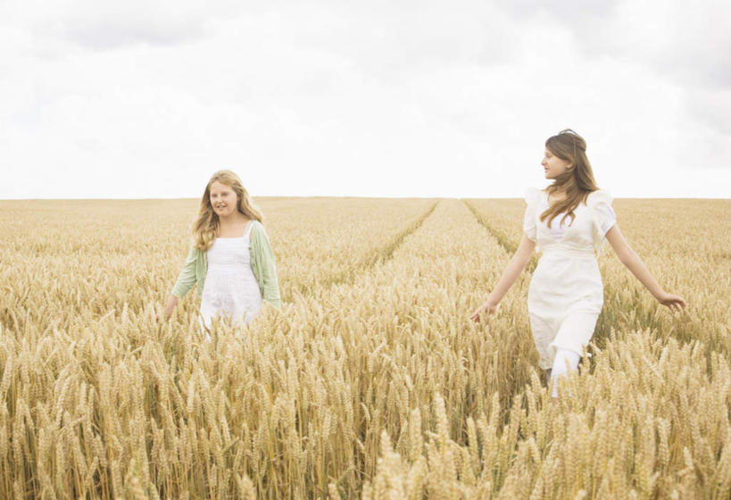 西方人,儿童,两个人,家庭,姐妹,农田,站,伸展双臂,笑,微笑,露齿笑,横图,室外,白天,正面,裙子,纯洁,庄稼,农作物,欧洲,欧洲人,阴影,连衣裙,光线,影子,地平线,云,云朵,辽阔,棕色,地面,麦田,云彩,注视,小孩,蓝色,白云,蓝天,天空,阳光,天,观察,看,站着,广阔,温暖,温馨,一家人,可爱,童年,童趣,晴朗,观看,一望无际,和睦,察看,关注,延伸,童真,烂漫,无邪,天地相交,无边无际,一马平川,天真,女孩,女人,女性,白种人,长发,晴空,敞开双臂,伸开双臂,展开双肩,站立,张开手臂,张开双臂,半身,彩图,耕地,庄稼田,融洽,女生