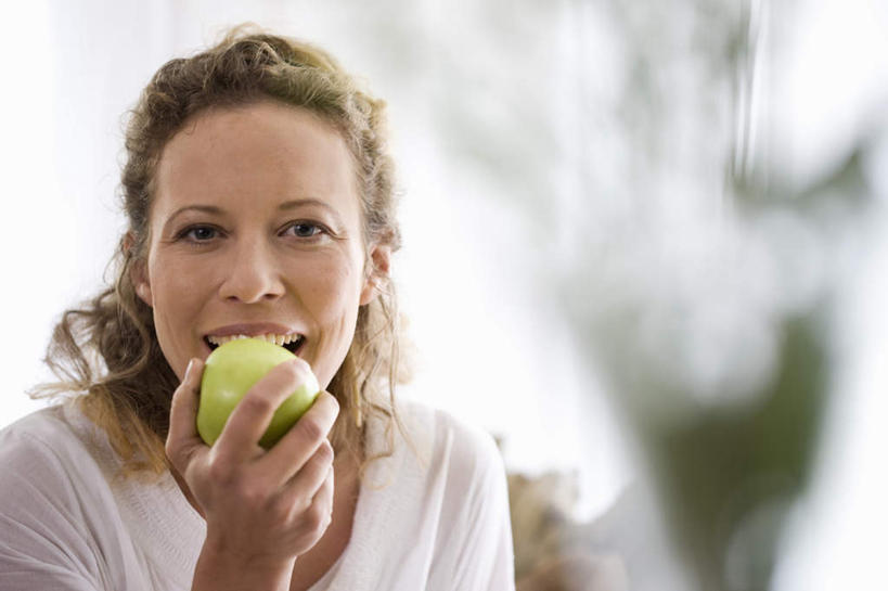 西方人,脸,头,脸颊,一个人,站,笑,吃,微笑,露齿笑,横图,室外,特写,白天,正面,T恤衫,植物,苹果,水果,欧洲,欧洲人,仅一个女性,仅一个人,握,咬,阴影,服装,朦胧,模糊,新鲜,光线,影子,生食,食品,棕色,果实,拿,T恤,拿着,注视,休闲装,肩膀,树,树木,食物,一个,衣服,绿色,白色,阳光,自然,青苹果,观察,看,站着,仅一个中年女性,休闲,休闲服,握着,服饰,有机食品,绿色食品,生长,单个,成长,观看,咬着,察看,关注,女人,女性,中年女性,白种人,头部,长发,卷发,脸部,脸蛋,面部,嚼,食,站立,半身,彩图