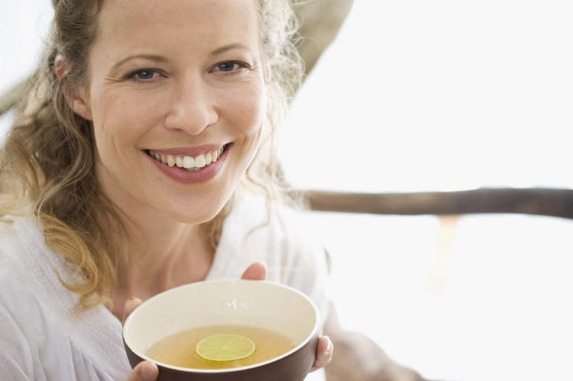 西方人,一个人,坐,捧,笑,微笑,露齿笑,横图,室外,白天,正面,幸福,茶,欧洲,欧洲人,仅一个女性,仅一个人,阴影,服装,光线,影子,陶瓷,茶叶,棕色,陶瓷制品,注视,休闲装,娱乐,衣服,白色,天空,阳光,容器,碗,天,观察,看,仅一个中年女性,享受,休闲,温馨,休闲服,放松,乐趣,服饰,观看,储藏,察看,提神,舒适,储存,关注,醒脑,女人,女性,中年女性,白种人,长发,卷发,端,端着,捧着,手捧,坐着,半身,彩图,贮存