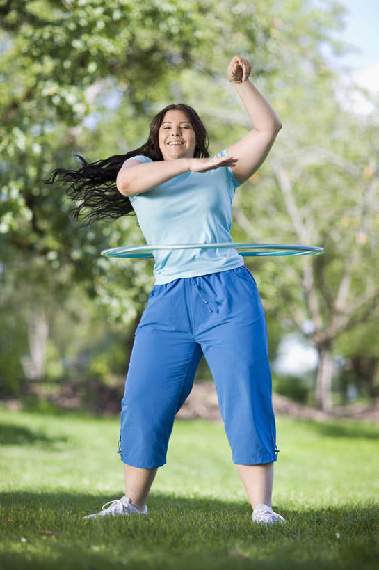 西方人,一个人,站,举,笑,微笑,露齿笑,竖图,室外,白天,正面,锻炼,运动,草地,草坪,植物,欧洲,欧洲人,仅一个年轻女性,仅一个女性,仅一个人,阴影,服装,光线,影子,云,云朵,云彩,注视,休闲装,旋转,运动器械,草,树,树木,衣服,蓝色,绿色,白云,蓝天,天空,阳光,自然,天,观察,看,托,站着,休闲,休闲服,健身器械,服饰,生长,晴朗,成长,观看,察看,关注,呼啦圈,健身器材,健身圈,扭动,体育,年轻女性,女人,女性,白种人,晴空,举起,举手,举着,向上举,向上伸,向上托,站立,彩图,全身,健身,运动器材