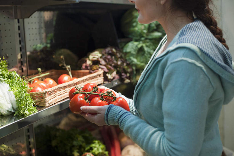 西方人,一个人,商店,站,捧,横图,室内,白天,侧面,购物,消费,超市,蔬菜,西红柿,欧洲,欧洲人,仅一个女性,仅一个人,许多,服装,新鲜,花菜,花椰菜,菌菇,西兰花,香菇,食品,菌类,休闲装,货架,架子,食物,排列,衣服,蓝色,站着,仅一个中年女性,休闲,休闲服,连帽衫,食用菌,金融,百货,服饰,有机食品,绿色食品,椰菜花,队列,陈列架,帽衫,选购,贸易,百货公司,血拼,超市货架,甘蓝花,女人,女性,中年女性,白种人,超级市场,大卖场,番茄,端,端着,捧着,手捧,站立,半身,彩图,购物商场,购物中心,商业中心