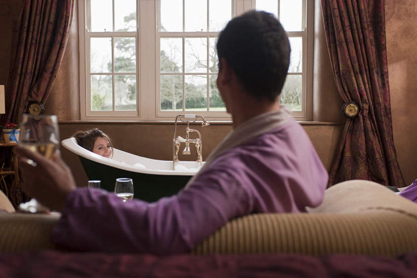 西方人,两个人,夫妻,坐,躺,闭眼,笑,微笑,横图,室内,白天,衬衫,爱情,植物,窗户,窗帘,沙发,杯子,欧洲,欧洲人,装饰,高脚杯,水龙头,红酒杯,浪漫,开关,玻璃窗,玻璃制品,树,树木,背面,绿色,自然,帘子,酒杯,浴缸,打开,遮阳,恩爱,恋人,生长,成长,华丽,修饰,点缀,阀门,开启,葡萄酒杯,卫浴设备,布艺沙发,衬托,美观,雅致,雅观,水咀,水管装置,卧着,男人,男性,年轻男性,女人,女性,中年女性,白种人,夫妇,情侣,玻璃杯,闭眼睛,闭着眼,闭着眼睛,躺着,卧,坐着,半身,彩图,衬衣,伴侣