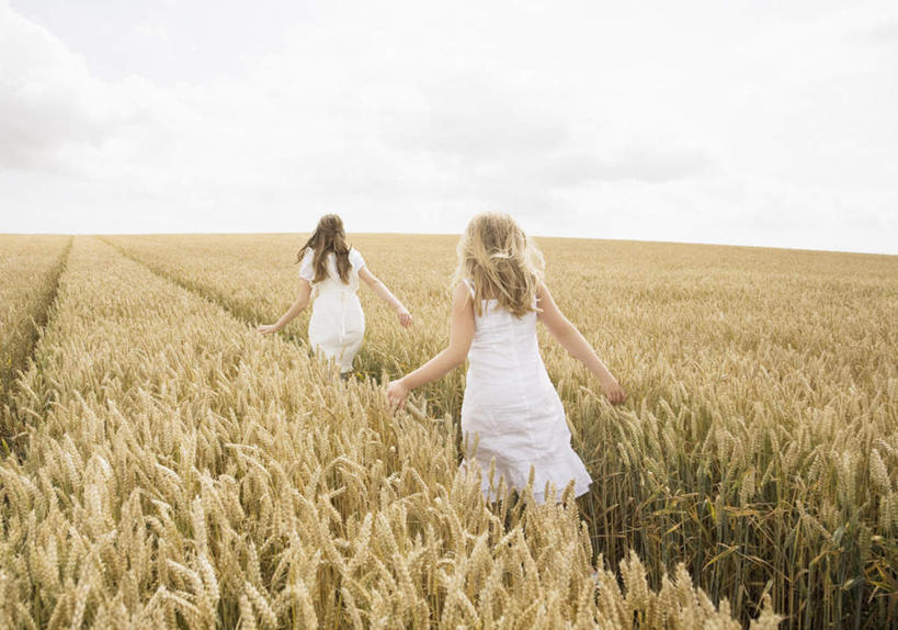 西方人,儿童,两个人,家庭,姐妹,农田,伸展双臂,横图,室外,白天,裙子,纯洁,庄稼,农作物,欧洲,欧洲人,奔驰,阴影,连衣裙,光线,影子,地平线,云,云朵,辽阔,地面,麦田,云彩,小孩,背面,蓝色,白云,蓝天,天空,阳光,天,奔跑,广阔,温暖,温馨,一家人,金色,可爱,童年,童趣,晴朗,一望无际,和睦,延伸,童真,烂漫,无邪,天地相交,无边无际,一马平川,天真,女孩,女人,女性,白种人,长发,晴空,敞开双臂,伸开双臂,展开双肩,张开手臂,张开双臂,半身,彩图,耕地,庄稼田,融洽,女生
