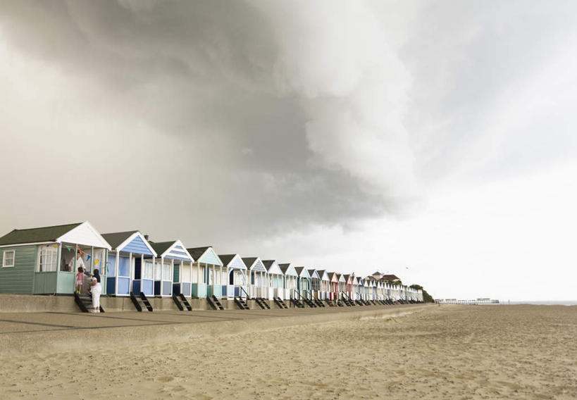 西方人,儿童,老年人,三个人,家庭,祖母,家,走,横图,室外,白天,纯洁,沙滩,欧洲,欧洲人,一排,许多,服装,整齐,沙子,房屋,屋顶,屋子,海岸,乌云,云,阴天,云朵,沙地,云彩,顶棚,休闲装,楼房,住宅,排列,小孩,背面,衣服,天空,天,休闲,温暖,温馨,一家人,休闲服,可爱,童年,童趣,服饰,奶奶,祖孙,和睦,昏暗,阴沉,队列,童真,烂漫,无邪,外婆,外孙女,外祖母,天真,老年女性,女孩,女人,女性,白种人,孩子,孙女,海滩,步行,散步,走路,彩图,全身,房子,融洽,女生