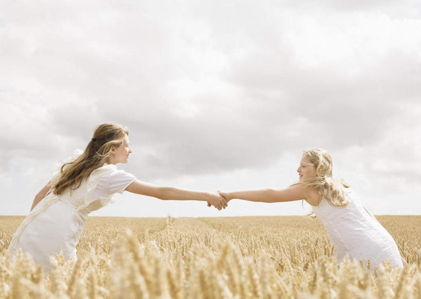 西方人,儿童,两个人,家庭,姐妹,农田,站,握手,横图,室外,白天,侧面,裙子,纯洁,庄稼,农作物,欧洲,欧洲人,弯腰,阴影,连衣裙,光线,影子,地平线,云,云朵,辽阔,棕色,地面,麦田,云彩,注视,相视,小孩,蓝色,白色,白云,蓝天,天空,阳光,天,观察,看,站着,广阔,温暖,温馨,一家人,面对面,金色,可爱,童年,童趣,晴朗,观看,对视,一望无际,和睦,察看,互视,关注,延伸,相对,童真,烂漫,无邪,相看,天地相交,弯身,无边无际,一马平川,天真,女孩,女人,女性,白种人,长发,晴空,搀手,拉手,手搀手,手拉手,手牵手,手握手,站立,半身,彩图,耕地,庄稼田,融洽,女生