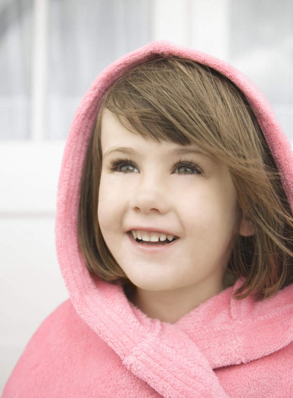 西方人,儿童,脸,头,脸颊,一个人,站,笑,微笑,竖图,室内,特写,白天,正面,纯洁,窗户,欧洲,欧洲人,仅一个女性,仅一个人,服装,棕色,注视,休闲装,肩膀,玻璃窗,小孩,衣服,粉色,观察,看,站着,仅一个小孩,休闲,休闲服,连帽衫,可爱,童年,童趣,服饰,观看,察看,关注,帽衫,童真,烂漫,无邪,天真,女孩,女人,女性,白种人,孩子,头部,脸部,脸蛋,面部,站立,半身,彩图,短发,女生