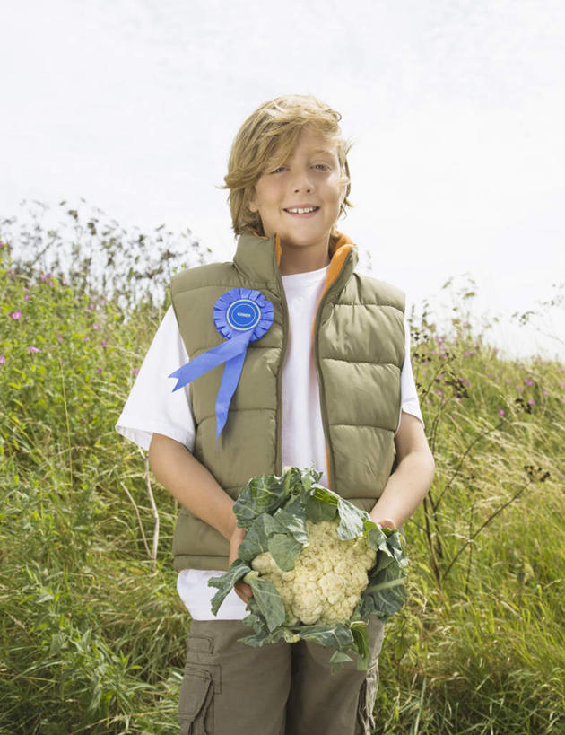 西方人,儿童,一个人,站,捧,笑,微笑,露齿笑,竖图,室外,白天,正面,T恤衫,纯洁,草地,草坪,植物,蔬菜,欧洲,欧洲人,仅一个男性,仅一个人,许多,阴影,服装,新鲜,光线,影子,云,云朵,食品,T恤,甜菜,云彩,注视,休闲装,草,食物,小孩,衣服,蓝色,绿色,白色,白云,蓝天,天空,阳光,天,观察,看,站着,仅一个小孩,休闲,休闲服,可爱,童年,童趣,服饰,有机食品,绿色食品,晴朗,观看,察看,领导,象征,关注,荣誉,代表,童真,烂漫,无邪,绶带,地位,菾菜,天真,男孩,男人,男性,白种人,孩子,晴空,端,端着,捧着,手捧,站立,半身,彩图,男生