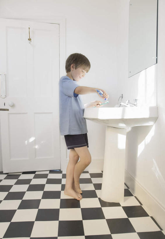 西方人,儿童,一个人,站,笑,微笑,露齿笑,竖图,室内,白天,侧面,T恤衫,纯洁,门,欧洲,欧洲人,仅一个男性,仅一个人,握,服装,瓷砖,地砖,方格,格子,水槽,水龙头,牙膏,牙刷,墙,地面,拿,T恤,拿着,注视,休闲装,水斗,刷牙,开关,墙壁,墙面,小孩,衣服,门框,日用品,打开,观察,看,清洁,站着,仅一个小孩,休闲,休闲服,可爱,童年,童趣,握着,服饰,洗漱用品,观看,阀门,察看,卫生,开启,关注,童真,烂漫,无邪,水咀,天真,男孩,男人,男性,白种人,孩子,站立,彩图,全身,男生