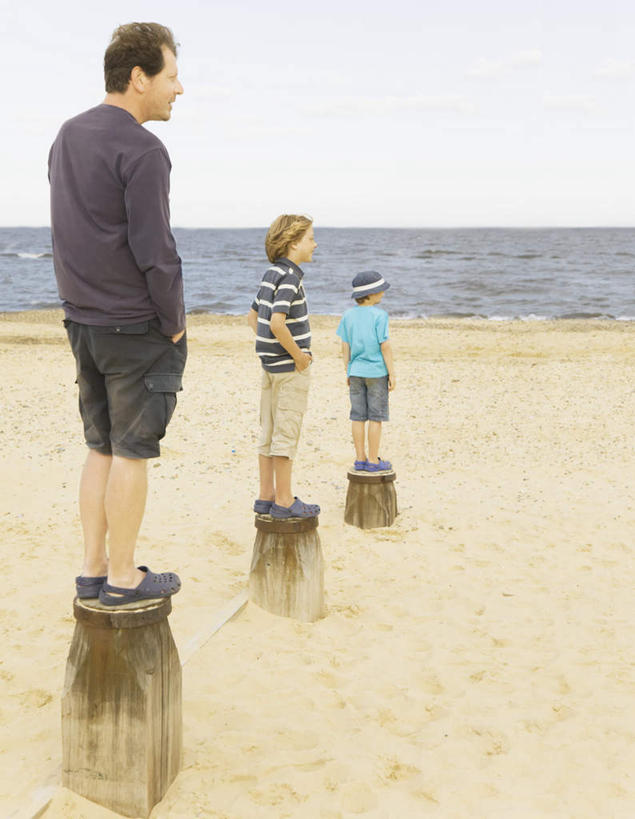 西方人,儿童,中年人,三个人,家庭,父亲,儿子,站,竖图,室外,白天,侧面,纯洁,海浪,海洋,沙滩,欧洲,欧洲人,一排,阴影,服装,整齐,光线,沙子,影子,海岸,浪花,水平线,云,云朵,辽阔,海平线,沙地,云彩,注视,休闲装,排列,小孩,衣服,蓝色,白云,蓝天,天空,阳光,海水,天,观察,看,站着,休闲,广阔,温暖,温馨,父子,一家人,休闲服,父爱,可爱,童年,童趣,服饰,晴朗,观看,一望无际,和睦,察看,队列,关注,海景,童真,烂漫,无邪,无边无际,一马平川,天真,男孩,男人,男性,中年男性,白种人,孩子,大海,风浪,海,海水的波动,海滩,近岸浪,涌浪,晴空,站立,彩图,全身,融洽,水天相接,水天一线,男生