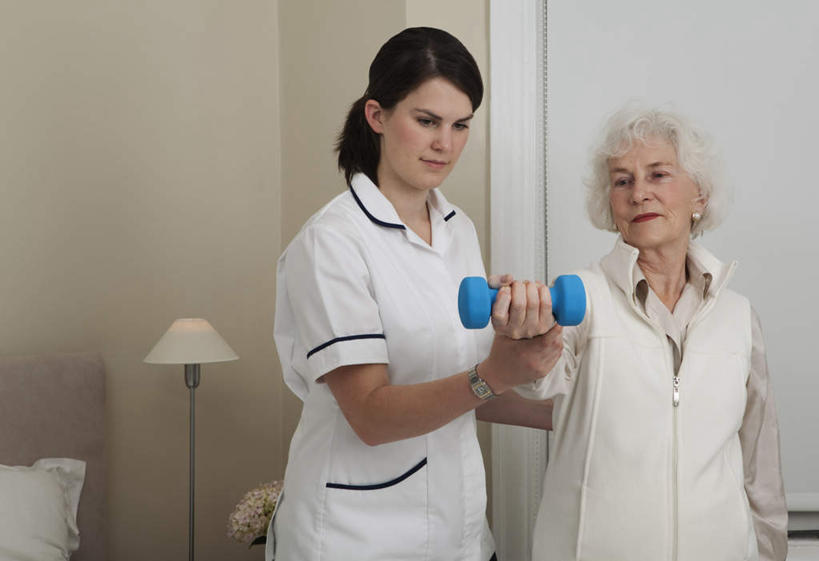 西方人,两个人,病人,护士,站,横图,室内,白天,正面,工作服,制服,锻炼,运动,床,哑铃,照明,欧洲,欧洲人,握,墙,灯光,床单,拿,拿着,注视,被子,运动器械,墙壁,墙面,灯,一个,蓝色,病床,床头柜,灯具,观察,看,站着,健身器械,握着,单个,观看,照亮,察看,被单,白衣天使,照明设备,关注,病患,床头灯,健身器材,病号服,工作制服,疗养院,体育,老年女性,年轻女性,女人,女性,白种人,患者,就医者,站立,半身,彩图,工作套服,健身,病患服,护理床,医疗床,运动器材