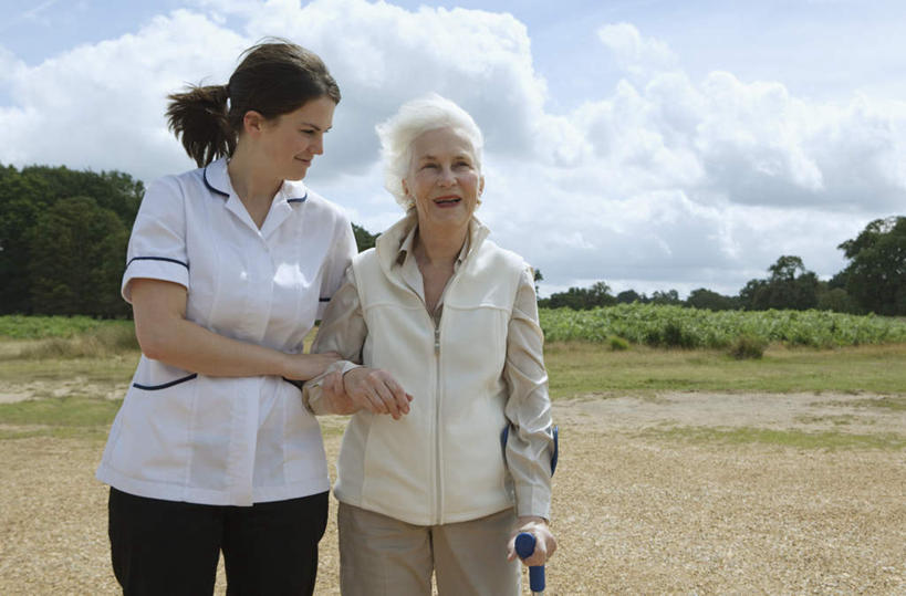 西方人,两个人,病人,护士,走,笑,微笑,横图,室外,白天,正面,工作服,制服,草地,草坪,植物,欧洲,欧洲人,阴影,服装,光线,工具,影子,云,云朵,云彩,注视,休闲装,草,树,树木,衣服,蓝色,绿色,白云,蓝天,天空,阳光,自然,天,扶,观察,看,休闲,休闲服,器械,服饰,生长,晴朗,成长,拐杖,观看,手杖,察看,扶着,白衣天使,关注,病患,医疗器械,辅助设备,工作制服,老年女性,年轻女性,女人,女性,白种人,患者,就医者,晴空,步行,散步,走路,半身,彩图,工作套服