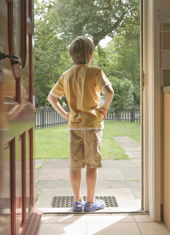 西方人,儿童,一个人,站,竖图,室外,白天,纯洁,草地,草坪,植物,门,欧洲,欧洲人,仅一个男性,仅一个人,阴影,服装,光线,影子,地面,休闲装,手叉腰,草,树,树木,小孩,背面,衣服,绿色,阳光,自然,门框,叉腰,站着,仅一个小孩,休闲,休闲服,可爱,童年,童趣,服饰,生长,成长,双手叉腰,童真,烂漫,无邪,天真,男孩,男人,男性,白种人,孩子,站立,彩图,全身,男生