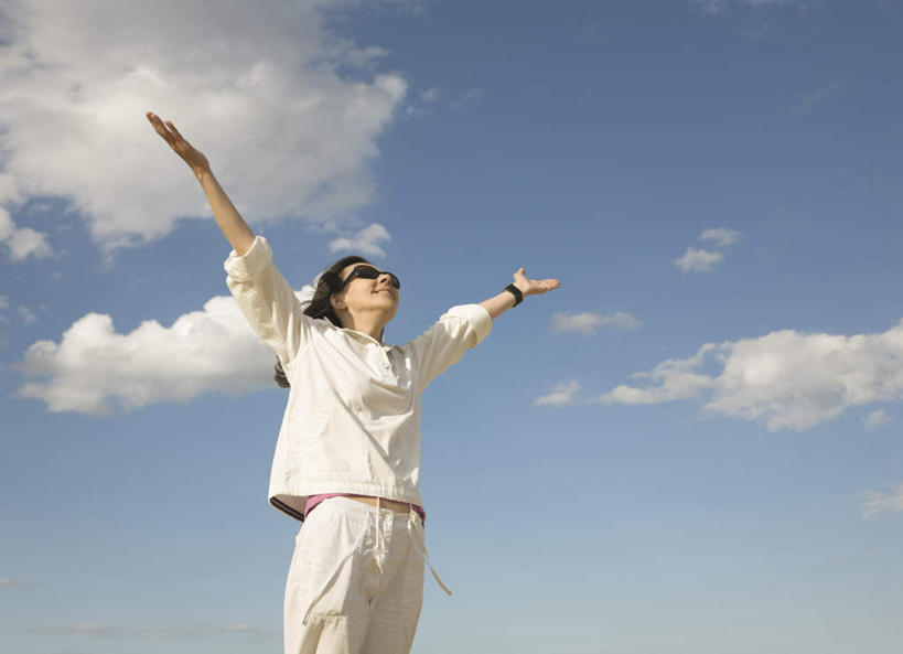 西方人,一个人,站,伸展双臂,笑,微笑,露齿笑,横图,室外,白天,仰视,欧洲,欧洲人,仅一个女性,仅一个人,阴影,服装,光线,墨镜,眼镜,影子,云,云朵,云彩,注视,休闲装,衣服,蓝色,白云,蓝天,天空,阳光,太阳镜,太阳眼镜,天,观察,看,站着,仅一个中年女性,休闲,休闲服,遮阳镜,服饰,晴朗,观看,察看,关注,女人,女性,中年女性,白种人,晴空,敞开双臂,伸开双臂,展开双肩,站立,张开手臂,张开双臂,半身,彩图,低角度拍摄