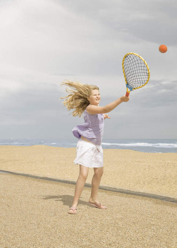 西方人,儿童,一个人,站,举,竖图,室外,白天,侧面,纯洁,网球,海浪,海洋,沙滩,欧洲,欧洲人,仅一个女性,仅一个人,阴影,服装,光线,击球,沙子,网球拍,影子,海岸,浪花,云,云朵,棕色,球拍,网球装备,沙地,云彩,注视,休闲装,运动器械,小孩,衣服,白云,天空,阳光,海水,天,观察,看,托,站着,仅一个小孩,休闲,休闲服,健身器械,可爱,童年,童趣,服饰,观看,察看,关注,健身器材,海景,童真,烂漫,无邪,天真,网球运动,女孩,女人,女性,白种人,孩子,长发,大海,风浪,海,海水的波动,海滩,近岸浪,涌浪,举起,举手,举着,向上举,向上伸,向上托,站立,彩图,全身,运动器材,女生