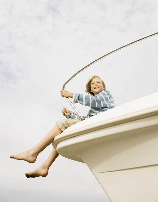 西方人,儿童,一个人,栏杆,坐,笑,微笑,竖图,室外,白天,仰视,纯洁,船,欧洲,欧洲人,仅一个男性,仅一个人,一艘,停靠,阴影,服装,光线,影子,云,云朵,围栏,游艇,云彩,扭头,注视,休闲装,光脚,护栏,小孩,衣服,蓝色,白云,蓝天,天空,阳光,交通工具,天,观察,看,转头,仅一个小孩,休闲,赤脚,休闲服,可爱,童年,童趣,服饰,晴朗,观看,察看,关注,停泊,载具,童真,烂漫,无邪,天真,男孩,男人,男性,白种人,孩子,晴空,坐着,彩图,低角度拍摄,全身,男生