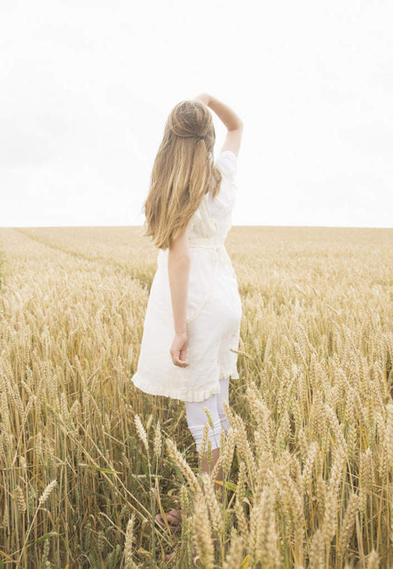 西方人,儿童,一个人,农田,站,举,竖图,室外,白天,裙子,纯洁,庄稼,农作物,欧洲,欧洲人,仅一个女性,仅一个人,阴影,连衣裙,光线,影子,麦田,小孩,背面,白色,天空,阳光,天,托,站着,仅一个小孩,金色,可爱,童年,童趣,抬手,童真,烂漫,无邪,天真,女孩,女人,女性,白种人,孩子,长发,举起,举手,举着,向上举,向上伸,向上托,站立,半身,彩图,耕地,庄稼田,女生