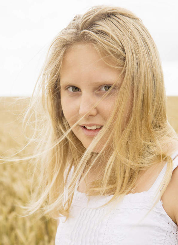 西方人,儿童,脸,头,脸颊,一个人,农田,站,笑,微笑,竖图,室外,特写,白天,正面,裙子,纯洁,庄稼,农作物,欧洲,欧洲人,仅一个女性,仅一个人,阴影,连衣裙,光线,影子,麦田,注视,肩膀,小孩,白色,天空,阳光,天,观察,看,站着,仅一个小孩,金色,可爱,童年,童趣,观看,察看,关注,童真,烂漫,无邪,天真,女孩,女人,女性,白种人,孩子,头部,长发,脸部,脸蛋,面部,站立,半身,彩图,耕地,庄稼田,女生