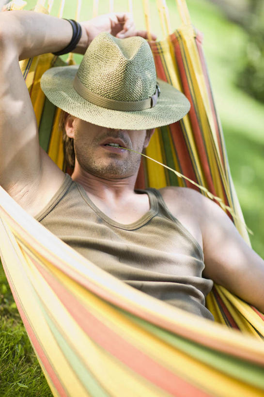 西方人,一个人,躺,闭眼,睡,竖图,俯视,彩色,室外,白天,草地,草坪,植物,床,吊床,帽子,欧洲,欧洲人,仅一个男性,仅一个人,仅一个中年男性,吊挂,悬挂,阴影,条纹,服装,朦胧,模糊,时间,光线,背心,时钟,手表,影子,挂,计时,草,衣服,绿色,阳光,遮阳帽,钟表,享受,表,服饰,腕表,衣着,安逸,穿着,手抱头,衣饰,安适,清闲,卧着,男人,男性,中年男性,白种人,钟,闭眼睛,闭着眼,闭着眼睛,困,困觉,寝息,睡觉,躺着,卧,半身,彩图,高角度拍摄