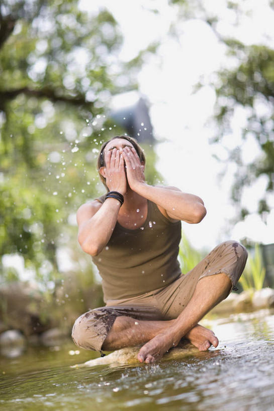 西方人,一个人,蹲,捧,竖图,室外,白天,正面,河流,水,植物,欧洲,欧洲人,仅一个男性,仅一个人,仅一个中年男性,擦,抚摸,阴影,飞溅,服装,朦胧,模糊,溅,光线,背心,液体,影子,河水,水滴,水流,光脚,水珠,树,树木,衣服,绿色,阳光,自然,赤脚,擦拭,遮,遮掩,服饰,生长,成长,掩盖,遮挡,衣着,穿着,喷洒,遮盖,掩饰,衣饰,揩擦,拭,男人,男性,中年男性,白种人,端,端着,蹲着,捧着,清洗,手捧,洗涤,彩图,全身,轻抚