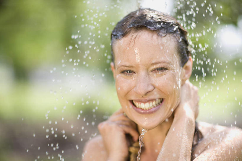 西方人,脸,头,脸颊,一个人,站,笑,摸,微笑,露齿笑,横图,室外,特写,白天,正面,泳装,比基尼,草地,草坪,水,植物,欧洲,欧洲人,仅一个女性,仅一个人,抚摸,阴影,飞溅,朦胧,模糊,溅,光线,液体,影子,水滴,注视,肩膀,花洒,莲蓬头,水珠,草,树,树木,绿色,阳光,自然,观察,看,站着,仅一个中年女性,生长,潮湿,成长,观看,察看,关注,喷洒,喷雾头,湿润,女人,女性,中年女性,白种人,头部,脸部,脸蛋,面部,触摸,接触,站立,半身,彩图,三点式,泳衣