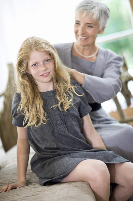 西方人,儿童,老年人,头发,两个人,家庭,祖母,客厅,坐,笑,微笑,露齿笑,竖图,室内,白天,正面,裙子,纯洁,窗户,沙发,欧洲,欧洲人,握,连衣裙,服装,拿,拿着,注视,休闲装,玻璃窗,小孩,衣服,白色,观察,看,休闲,温暖,温馨,一家人,休闲服,金色,可爱,童年,童趣,握着,服饰,奶奶,观看,整理,祖孙,和睦,察看,起居室,关注,梳理,布艺沙发,童真,烂漫,无邪,外婆,外孙女,外祖母,客堂,天真,老年女性,女孩,女人,女性,白种人,孩子,长发,卷发,孙女,坐着,半身,彩图,融洽,短发,女生