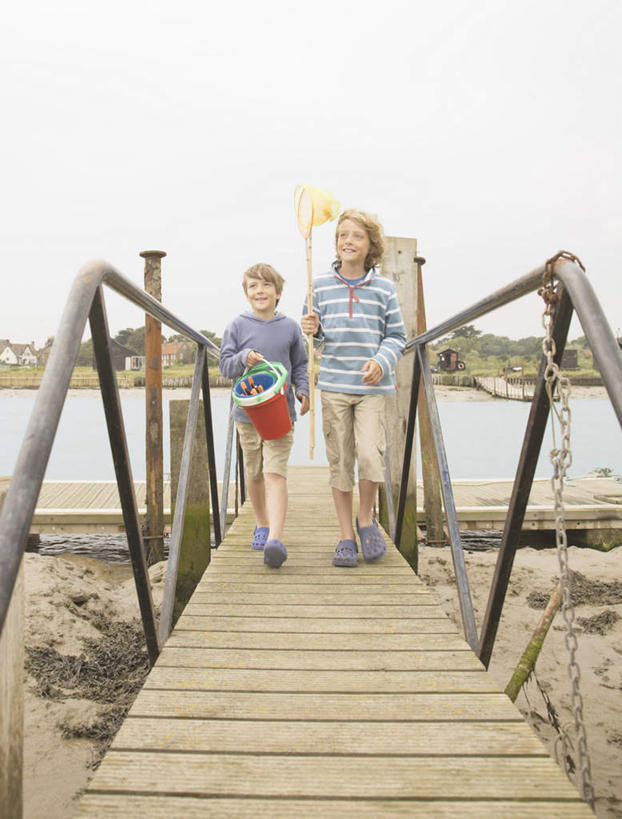 西方人,儿童,两个人,家庭,兄弟,栏杆,走,笑,微笑,竖图,室外,白天,正面,纯洁,河流,水,欧洲,欧洲人,握,阴影,条纹,服装,光线,木制,木板,桶,影子,塑料,河水,水流,围栏,桥,木桥,拿,拿着,注视,休闲装,护栏,栈桥,小孩,衣服,红色,天空,阳光,木制品,容器,塑料制品,天,观察,看,休闲,温暖,温馨,一家人,休闲服,可爱,童年,童趣,握着,服饰,渔网,观看,人行桥,木板桥,储藏,渔具,塑料桶,和睦,察看,储存,关注,抓捕,捕捞,鱼网,童真,烂漫,无邪,拉网,捕捞工具,天真,男孩,男人,男性,白种人,步行,散步,走路,彩图,全身,融洽,贮存,男生