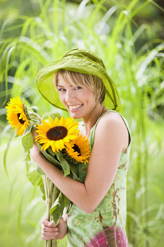 西方人,一个人,站,捧,笑,微笑,露齿笑,竖图,室外,白天,正面,爱情,幸福,草地,草坪,太阳,植物,向日葵,帽子,欧洲,欧洲人,仅一个女性,仅一个人,许多,阴影,花纹,服装,朦胧,模糊,盛开,光线,背心,图案,影子,花蕾,注视,草,花,花瓣,花朵,鲜花,树,树木,衣服,黄色,绿色,阳光,自然,遮阳帽,花苞,花蕊,观察,看,站着,仅一个中年女性,服饰,生长,成长,观看,察看,衣着,穿着,关注,光辉,沉默,忠诚,勇敢,投缘,爱慕,衣饰,高傲,朝阳花,葵花,望日莲,向阳花,转日莲,女人,女性,中年女性,白种人,端,端着,捧着,手捧,站立,半身,彩图