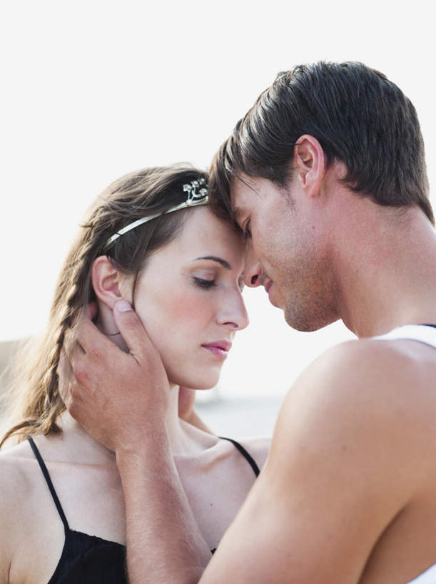 西方人,两个人,夫妻,站,抱,摸,竖图,室外,白天,侧面,爱情,皇冠,吊带,欧洲,欧洲人,抚摸,阴影,服装,光线,影子,浪漫,注视,吊带衫,裸露,相视,衣服,黑色,天空,阳光,天,观察,看,站着,面对面,恩爱,恋人,服饰,抱着,观看,对视,权威,察看,互视,搂着,衣着,穿着,高贵,关注,裸,相对,相看,权力,统治,衣饰,男人,男性,年轻男性,年轻女性,女人,女性,白种人,夫妇,情侣,王冠,触摸,接触,搂,搂抱,站立,半身,彩图,眩光,伴侣