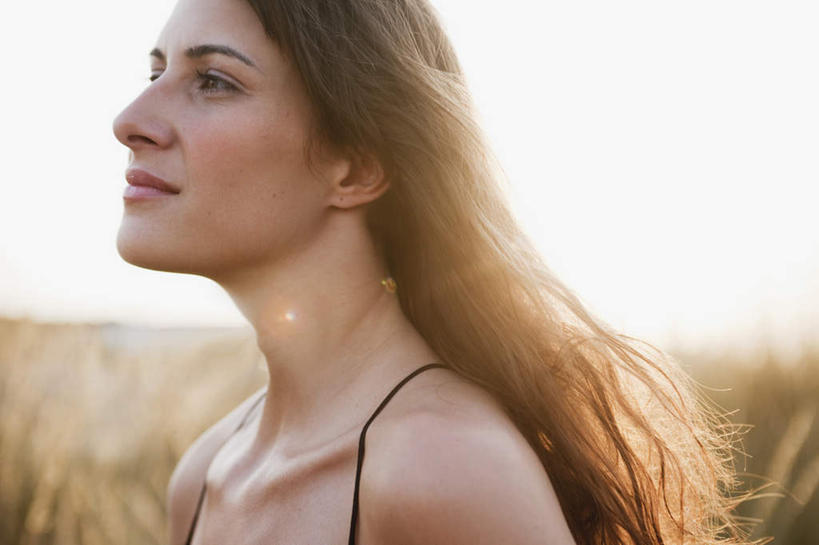 西方人,脸,头,脸颊,一个人,站,笑,微笑,横图,室外,特写,白天,正面,植物,吊带,欧洲,欧洲人,仅一个年轻女性,仅一个女性,仅一个人,阴影,服装,枯萎,朦胧,模糊,光线,影子,棕色,枯草,注视,吊带衫,肩膀,草,衣服,黄色,黑色,天空,阳光,天,观察,看,站着,服饰,观看,察看,衣着,穿着,关注,衣饰,年轻女性,女人,女性,白种人,头部,长发,直发,脸部,脸蛋,面部,站立,半身,彩图,眩光