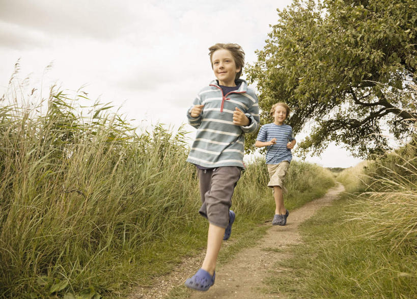 西方人,儿童,两个人,家庭,兄弟,横图,室外,白天,正面,纯洁,草地,草坪,植物,道路,路,欧洲,欧洲人,奔驰,条纹,服装,乌云,云,阴天,云朵,小路,交通,云彩,注视,休闲装,草,树,树木,小孩,衣服,绿色,天空,自然,天,奔跑,观察,看,休闲,温暖,温馨,一家人,休闲服,可爱,童年,童趣,服饰,生长,成长,观看,和睦,察看,昏暗,阴沉,关注,童真,烂漫,无邪,天真,男孩,男人,男性,白种人,彩图,全身,融洽,男生