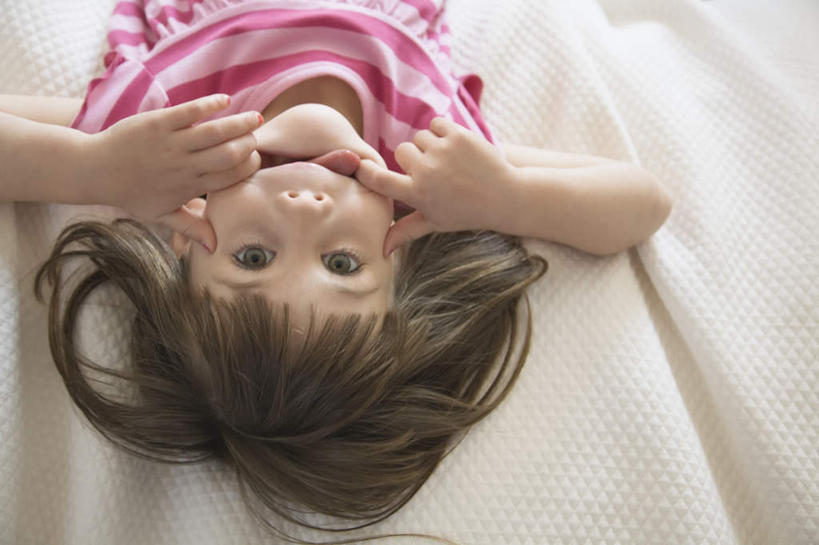 西方人,儿童,一个人,躺,拉,横图,俯视,室内,白天,纯洁,床,卧室,欧洲,欧洲人,仅一个女性,仅一个人,阴影,条纹,服装,光线,影子,双人床,棕色,床单,注视,休闲装,被子,吐舌头,小孩,衣服,红色,阳光,观察,看,伸舌头,仅一个小孩,休闲,鬼脸,休闲服,吐舌,可爱,童年,童趣,服饰,观看,察看,被单,关注,童真,烂漫,无邪,恶作剧,卧着,天真,女孩,女人,女性,白种人,孩子,长发,直发,躺着,卧,半身,彩图,高角度拍摄,睡房,卧房,女生