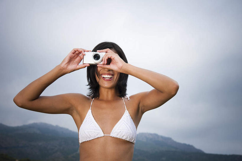 西方人,一个人,站,笑,微笑,露齿笑,横图,室外,白天,仰视,泳装,比基尼,山,相机,欧洲,欧洲人,仅一个女性,仅一个人,握,山峰,乌云,云,阴天,云朵,山峦,拿,云彩,拿着,注视,拍照,白色,天空,数码相机,天,观察,看,站着,仅一个中年女性,握着,摄影,观看,察看,昏暗,阴沉,关注,女人,女性,中年女性,白种人,照相机,站立,半身,彩图,低角度拍摄,三点式,泳衣,照相